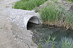 Permanente und temporäre Gewässerquerungen sind so anzulegen, dass sich natürliches Sohlsubstrat ablagern kann.