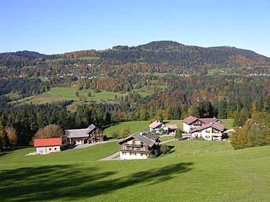 Buch im Vordergrund, Langen bei Bregenz im Hintergrund